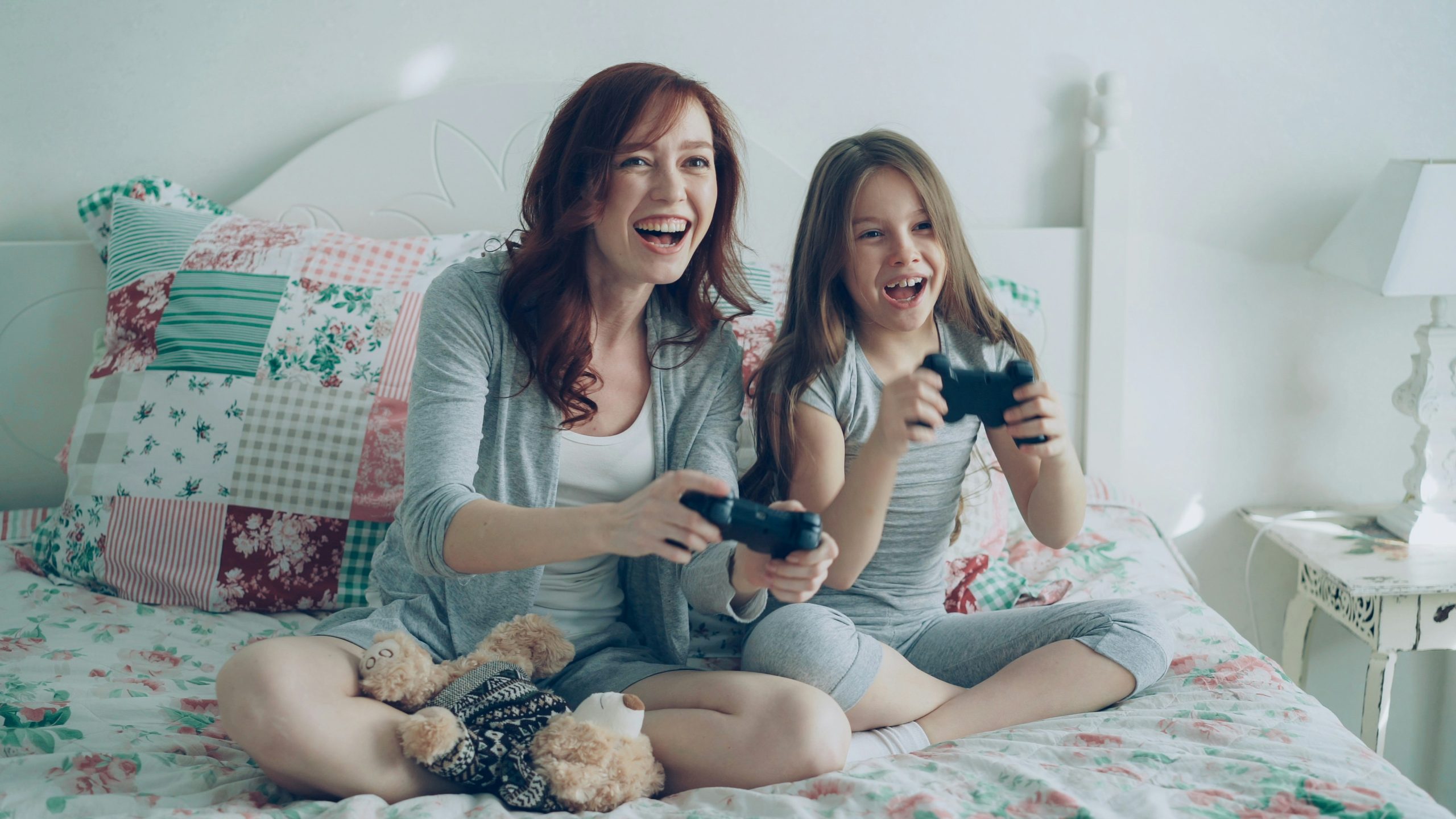 mère et fille qui jouent JV ensemble mère et fille qui jouent ensemble aux jeux vidéo